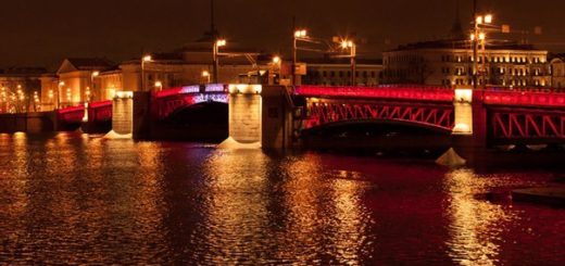 праздничная красная подсветка Дворцового моста