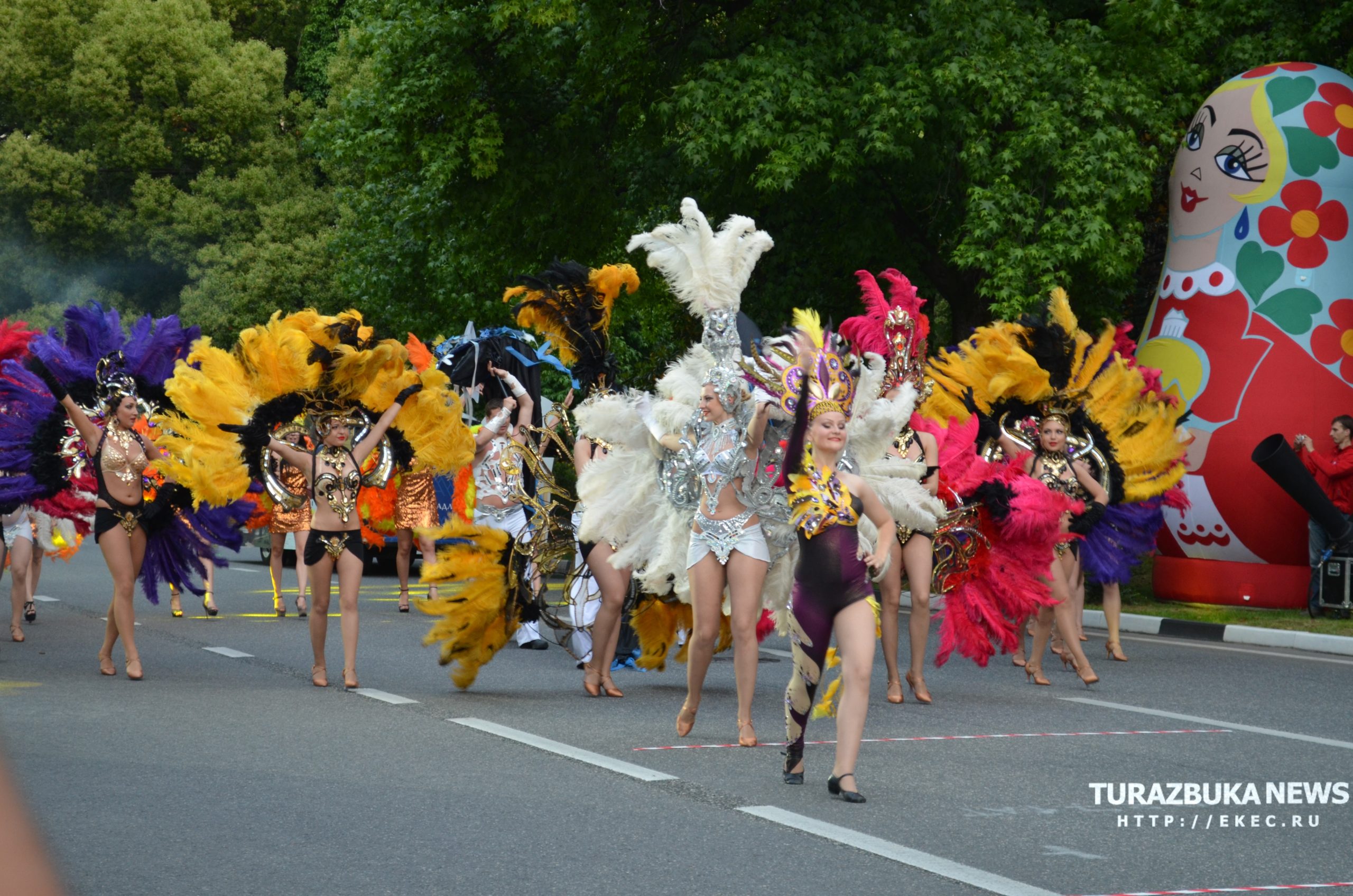 Summer carnival. Карнавал Сочи 2017. Карнавальное шествие Сочи. Карнавал летом.